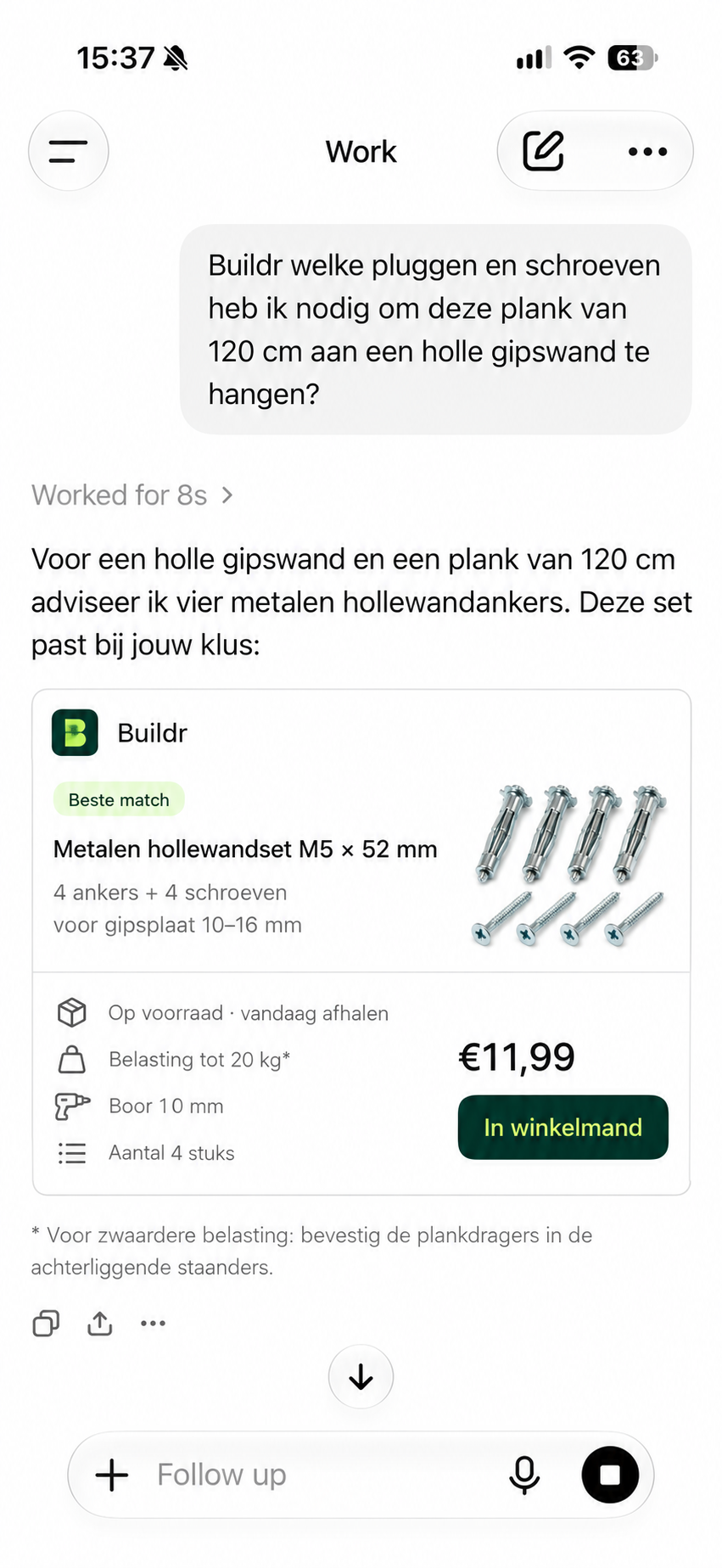 Buildr in de ChatGPT-app: een klant vraagt welke bevestigingsmaterialen nodig zijn voor een plank van 120 cm aan een holle gipswand. Het antwoord toont een productkaart, voorraad, prijs en winkelmandknop. Illustratief voorbeeld, geen montageadvies.